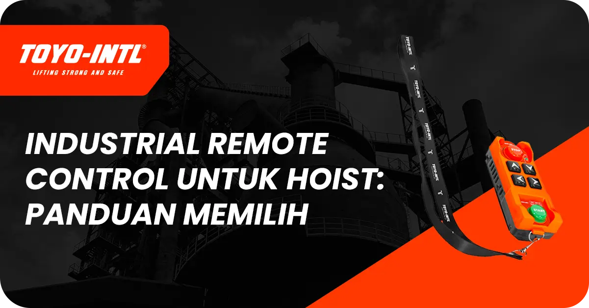 Industrial remote control TOYO-INTL untuk hoist dengan latar pabrik industri